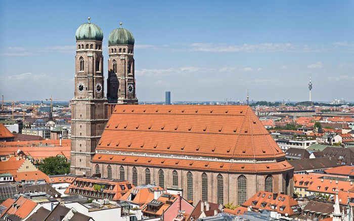 1600px-Frauenkirche_Munich_-_View_from_Peterskirche_Tower2.jpg