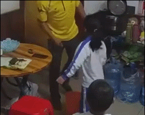 深圳父母虐待女童事件邻居曝光监控视频：持续一个多月 很恐怖